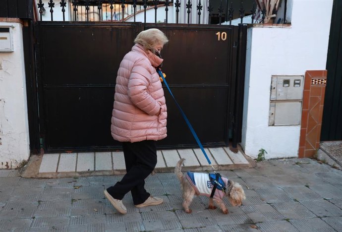 Archivo - Una persona se abriga para protegerse del frío. 