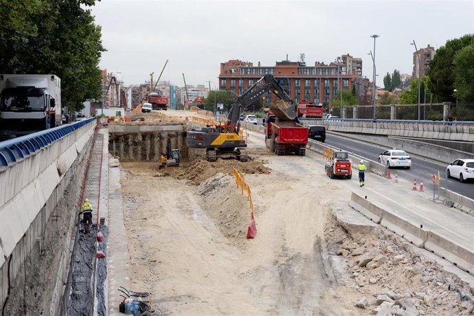 Archivo - Operarios trabajando en las obras de la autovía A5, a 23 de julio de 2025, en Madrid (España). Desde el pasado 18 de junio hasta el próximo 31 de agosto, han continuado las obras en la A-5 con una nueva fase, que implica con el cierre completo d