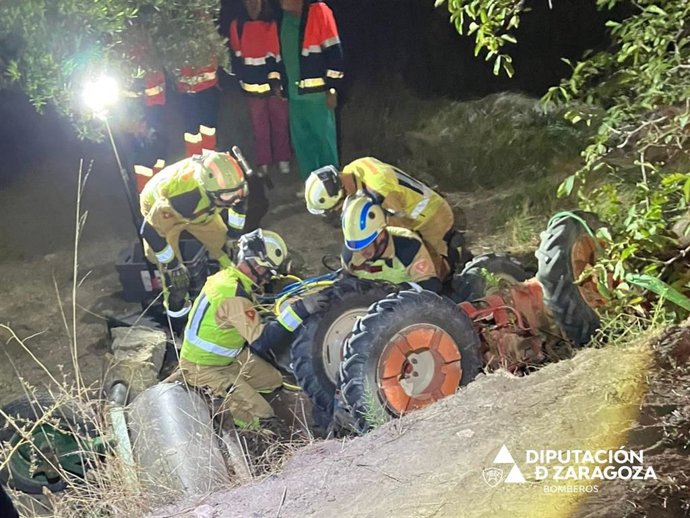 Los bomberos de la DPZ han auxiliado al tractorista accidentado.