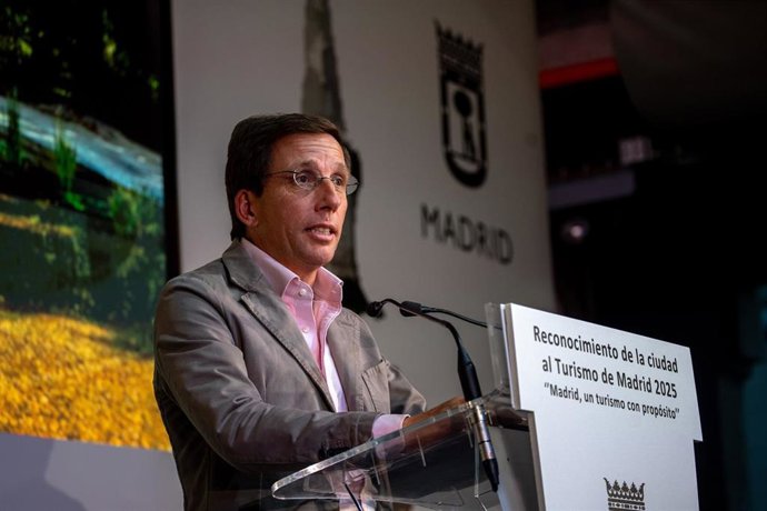 El alcalde de Madrid, José Luis Martínez-Almeida, interviene con los premiados en la entrega de los reconocimientos de la ciudad al turismo de Madrid