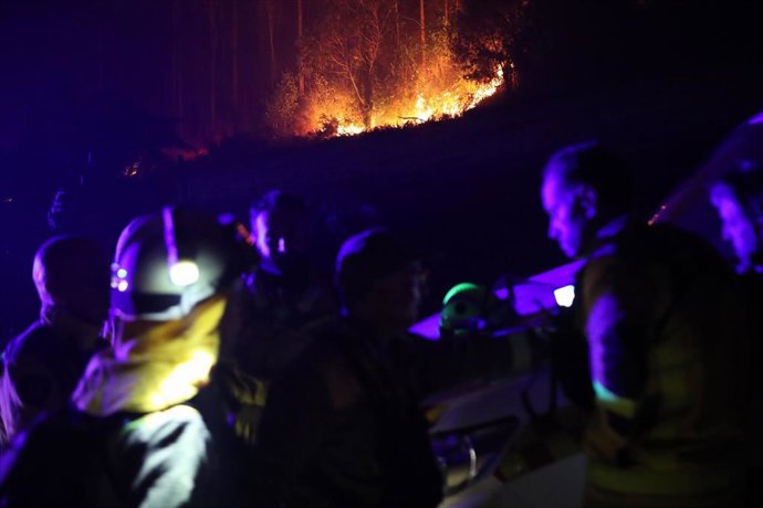 Bomberos trabajan en labores de extinción y control del fuego en la aldea de Rexa, a 15 de septiembre de 2024, en Barreiros, Lugo, Galicia.