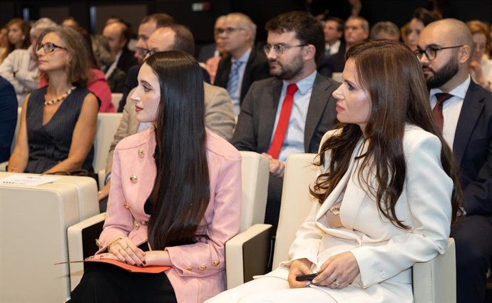 Las profesoras de la ULE Marta González Aparicio (derecha) y Ana María Castro Franco (izquierda), galardonadas con dos primeros premios del Centro de Estudios Financieros.