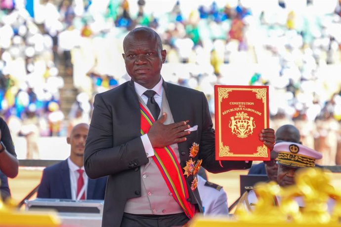 Archivo - LIBREVILLE, May 4, 2025  -- Gabonese President-elect Brice Clotaire Oligui Nguema takes oath at his inauguration ceremony in Libreville, capital of Gabon, May 3, 2025. Brice Clotaire Oligui Nguema, who won the April 12 presidential election with