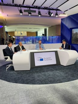 El director de Clean Energies en Moeve, Carlos Barrasa; el eurodiputado socialista Nicolás González Casares y el vicepresidente de Asuntos Corporativos y Relaciones Industriales en Yara International, Luc Haustermans