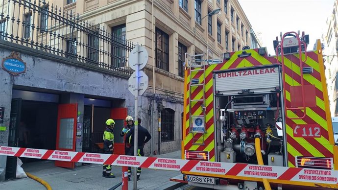 Los bomberos acordonan la escuela de Kontxa para sofocar un incendio