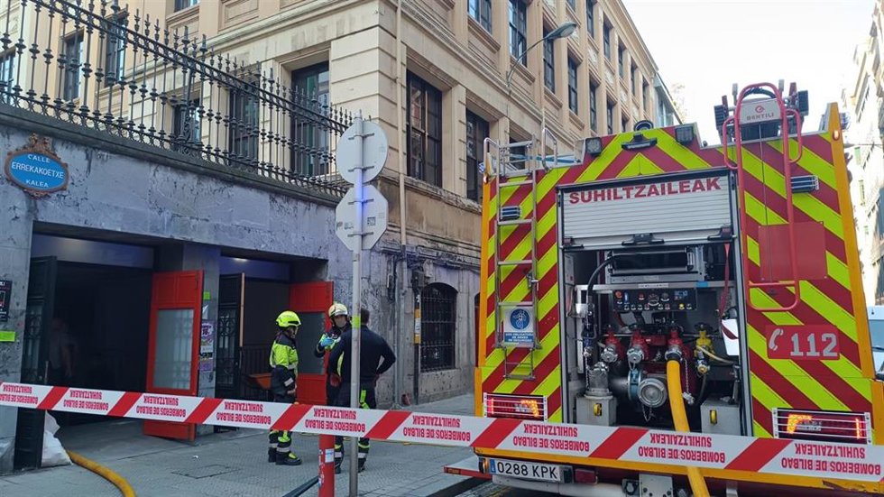 Los bomberos acordonan la escuela de Kontxa para sofocar un incendio
