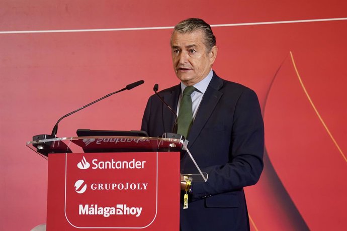 O Ministro Regional da Andaluzia da Presidência, Interior, Diálogo Social e Simplificação Administrativa, Antonio Sanz, durante a inauguração do fórum 'Segurança Cibernética e Inteligência Artificial; desafios e oportunidades para os negócios'.