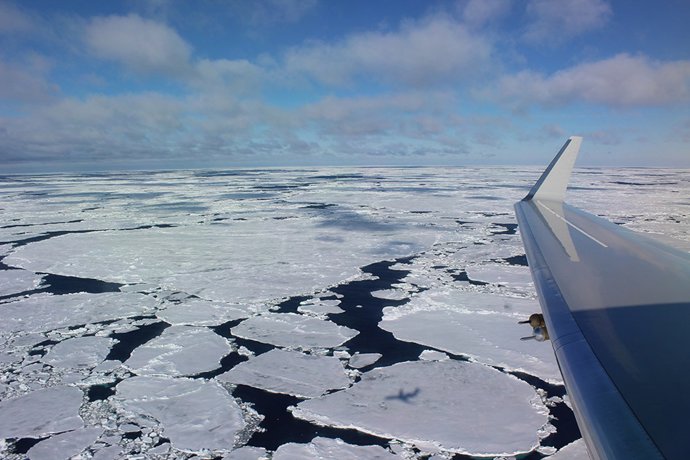 Archivo - El NCAR / NSF Gulfstream V proyecta una sombra sobre la zona de hielo marginal del Océano Austral durante la campaña de campo aerotransportada de ORCAS.