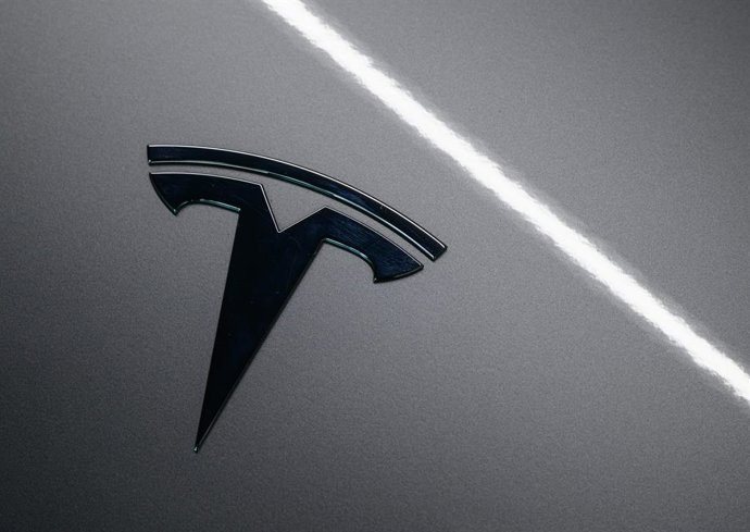 FILED - 01 September 2025, Brandenburg, Gruenheide: The Tesla logo is seen on a vehicle at the Tesla Gigafactory Berlin-Brandenburg. Photo: Patrick Pleul/dpa