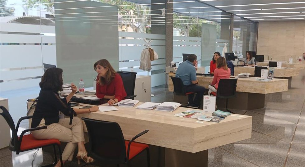 Interior de una oficina de Cajasur en Córdoba.