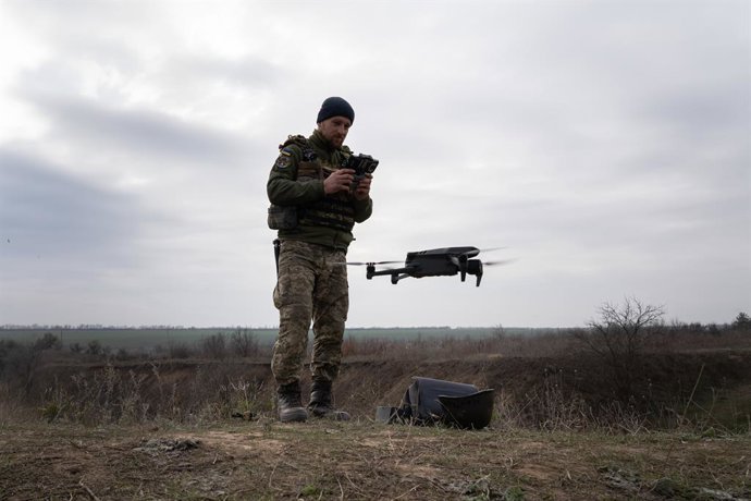 Archivo - Arquivo - Um militar ucraniano durante treinamento com drones.