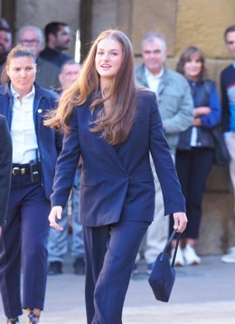 La Princesa Leonor, a su llegada al Palacio de Navarra este viernes, dentro de su primera visita oficial a la Comunidad foral, acompañda de los Reyes Felipe y Letizia.
