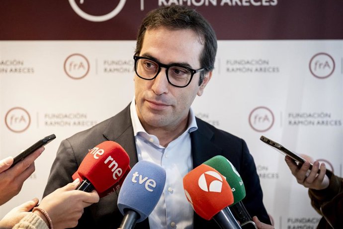 El ministro de Economía, Comercio y Empresa, Carlos Cuerpo, ofrece declaraciones a la prensa durante la primera jornada de la 'Conferencia 40 años de Fedea: los retos de la economía española', en la Fundación Ramón Areces, a 26 de septiembre de 2025, en M