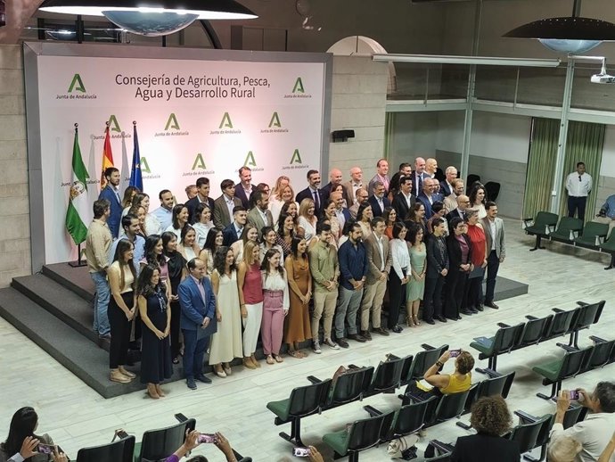 Foto de familia de los nuevos funcionarios que se han incorporado a la Consejería de Agricultura de la Junta de Andalucía.