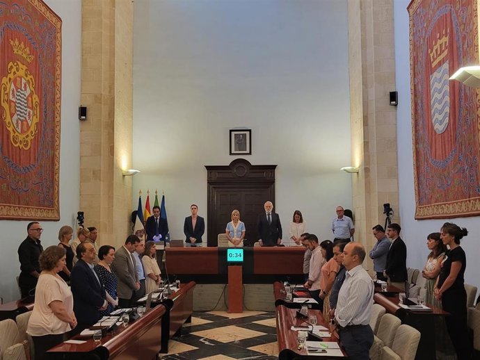 Momento del minuto de silencio por las víctimas en Gaza en el pleno municipal del Ayuntamiento de Jerez de la Frontera