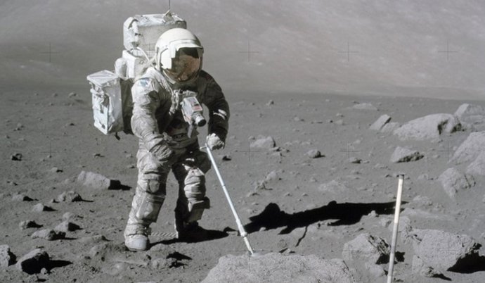 El astronauta del Apolo 17, Harrison Schmitt, recoge muestras lunares con una cuchara de muestreo ajustable durante la misión a la Luna de 1972.