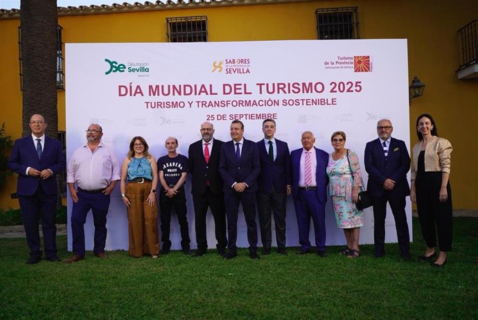 Foto de familia, con el presidente de la Diputación y el vicepresidente de Prodetur en el centro, en la gala de la institución provincial con motivo del Día Mundial del Turismo, celebrada en Cañada Rosal.