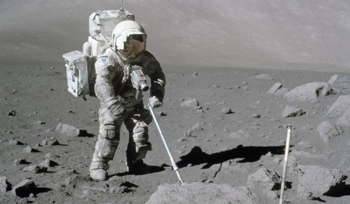 O astronauta Harrison Schmitt, da Apollo 17, coleta amostras lunares com uma colher de amostragem ajustável durante a missão à Lua em 1972.