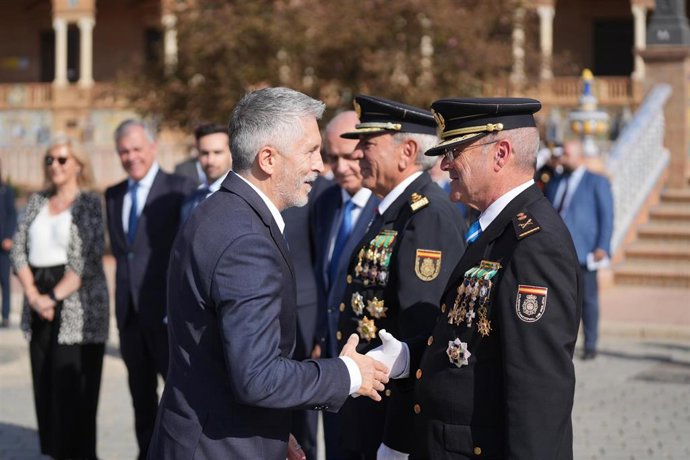 Archivo - El ministro del Interior, Fernando Grande-Marlaska, durante la imposición de condecoraciones de la Policía Nacional en Sevilla