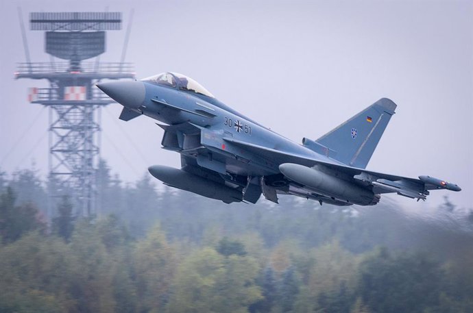 Archivo - FILED - 10 de outubro de 2023, Mecklenburg-Western Pomerania, Laage: Um jato Eurofighter alemão decola durante um exercício militar. Os ataques de drones russos à Ucrânia violaram o espaço aéreo da OTAN sobre a Romênia durante a noite, levando o