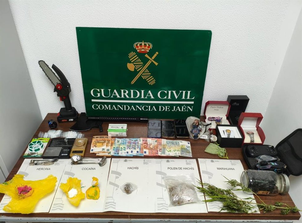 Droga, dinero y objetos incautados en el registro.