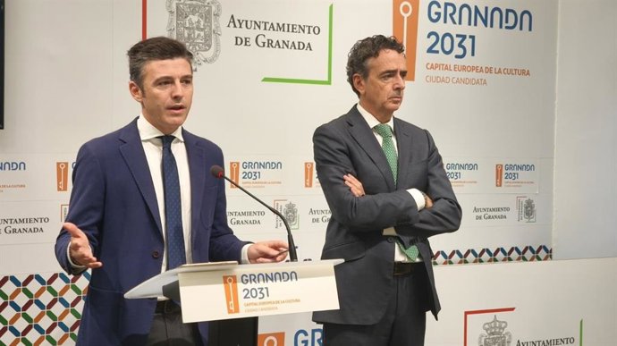 El portavoz del equipo de gobierno local de Granada, Jorge Saavedra, ha comparecido en rueda de prensa antes del pleno municipal junto con el concejal de Urbanismo, Enrique Catalina