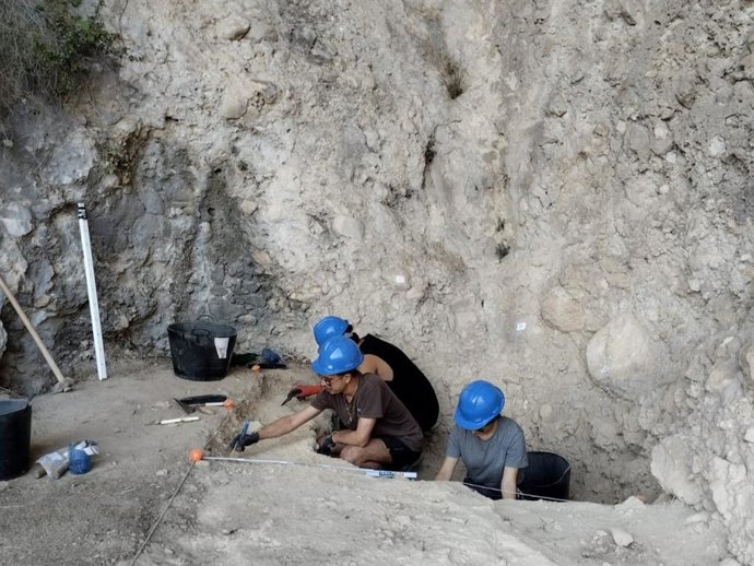 Una excavación arqueológica busca "profundizar" en la historia de los pobladores humanos de la Serra de Mariola