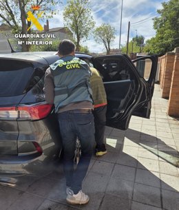 Agentes de la Guardia Civil detienen a dos varones por sustraer objetos y mercancía comercial en vehículos de reparto en Santa María del Páramo (León).