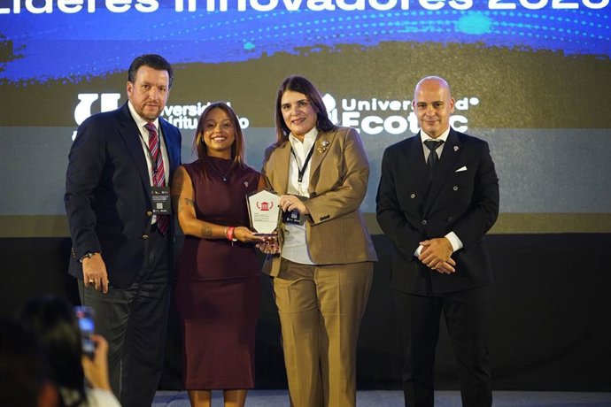 El Canciller de UNICARIBE, José Alejandro Aybar, recibe con la vicerrectora administrativa, Shahily Pimentel, el Premio del Raking Educativo Innovatec 2025, de manos de Josu Gómez Barrutia, presidente de Innovatec, y Laura Suárez, CEO Talent Hub.