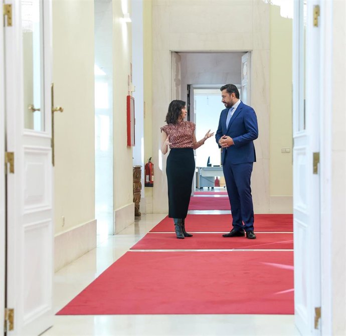 La presidenta de la Comunidad de Madrid, Isabel Díaz Ayuso y el portavoz del PP en la Asamblea de Madrid, Carlos Díaz-Pache, llegan a una reunión en la Real Casa de Correos, a 26 de septiembre de 2025, en Madrid (España).