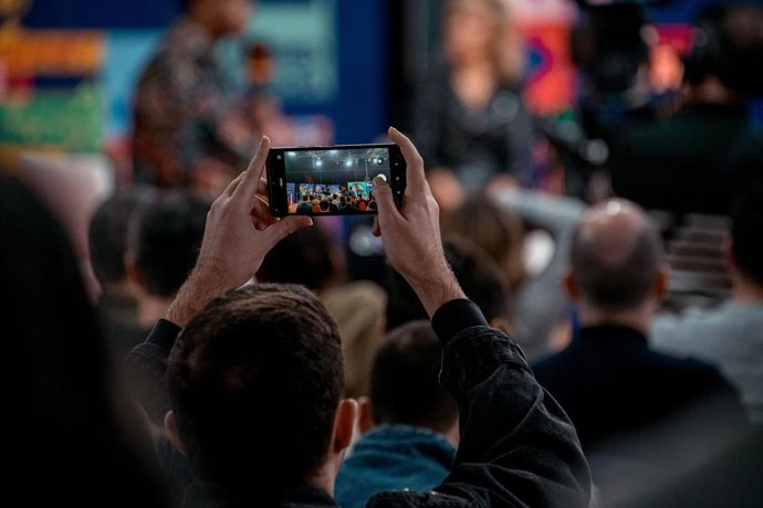 Archivo - Una persona hace una foto durante la presentación de las 18 canciones que competirán en el Benidorm Fest 2023, en Prado del Rey, a 19 de diciembre de 2022, en Madrid, (España). Estos 18 artistas participarán en el Benidorm Fest 2023, organizado 