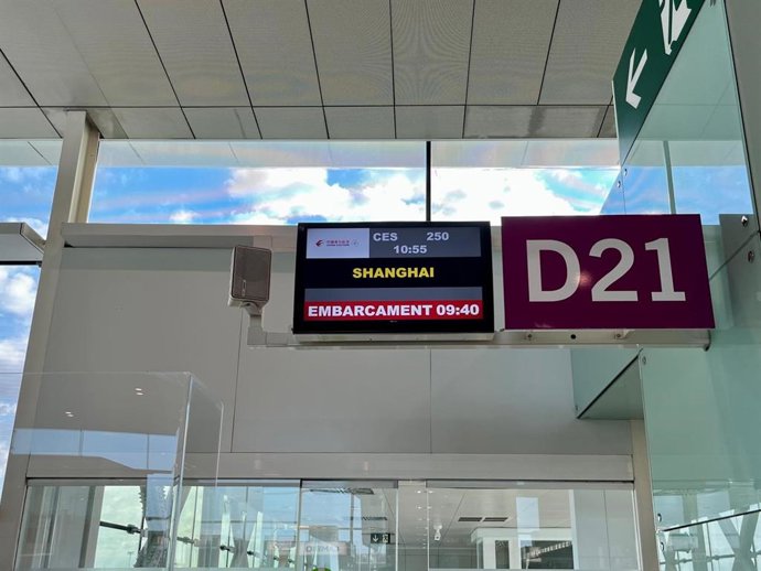 Pantalla con vuelo directo a Shanghái con motivo del acto de inauguración de la ruta directa entre Barcelona-Shanghái, por la aerolínea China Eastern, en el Aeropuerto de Barcelona