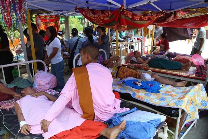 Archivo - Imagen de archivo de varios heridos recibiendo tratamiento tras el fuerte seísmo de marzo en Birmania.