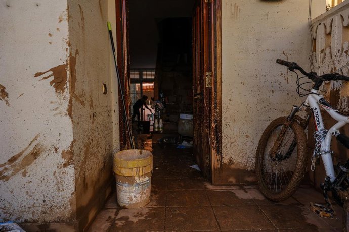 Archivo - Arxiu - Dos persones netejant l'interior d'una casa, a 2 de novembre del 2024, a Alfafar, València, Comunitat Valenciana (Espanya). Arxiu. 
