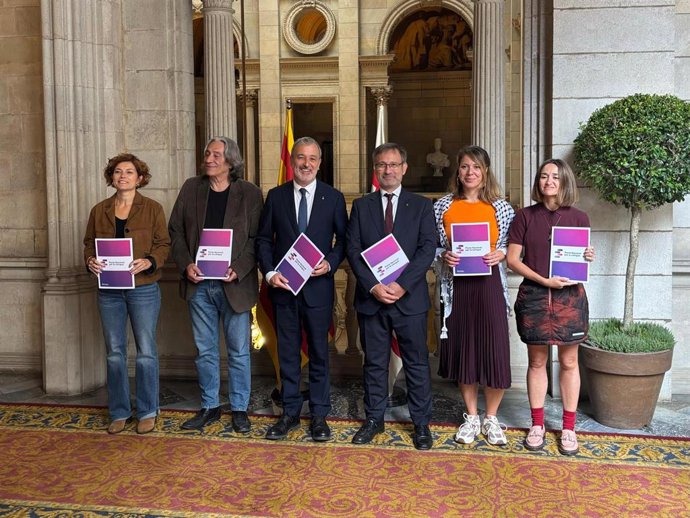 El alcalde Jaume Collboni posa con los líderes de ERC y BComú, junto al conseller Francesc Xavier Vila y la comisionada Marta Salicrú.