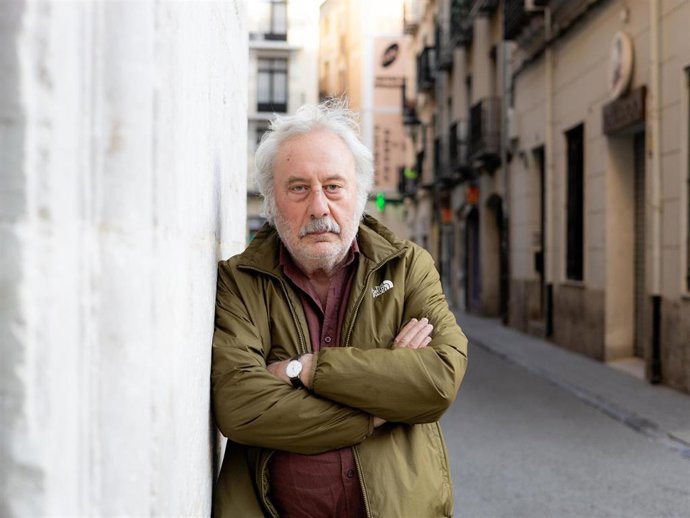 Archivo - El Autor Julio Llamazares Firma 'El Viaje De Mi Padre'