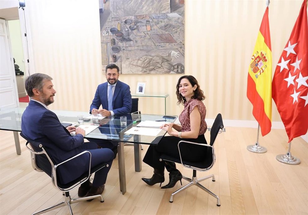 (I-D) El portavoz del PP en la Asamblea de Madrid, Carlos Díaz-Pache; la presidenta de la Comunidad de Madrid, Isabel Díaz Ayuso y el consejera de la Presidencia, Miguel Ángel García, durante una reunión en la Real Casa de Correos, a 26 de septiembre de