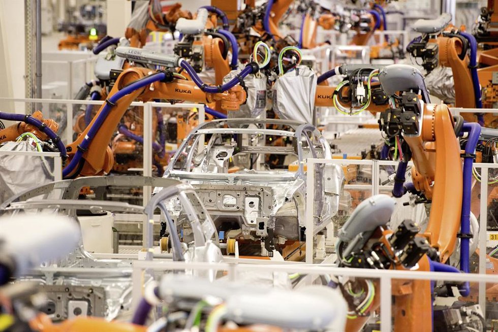Archivo - Robots en la planta de Volkswagen en Emden.