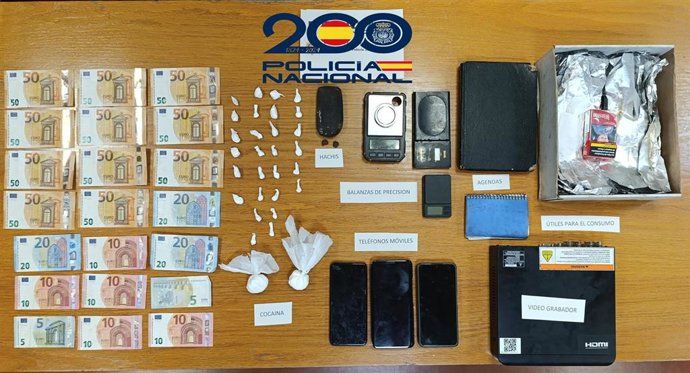 Material incautado por la Policía en un narcopiso en Langreo.