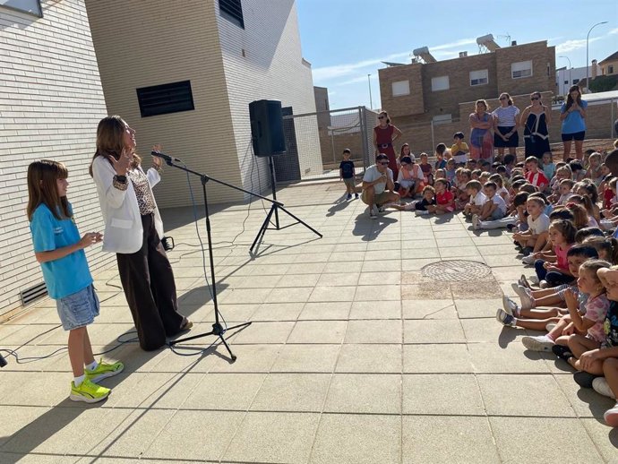La consejera andaluza de Desarrollo Educativo, María del Carmen Castillo, participa en un acto en el CEIP Posidonia de Roquetas de Mar (Almería).