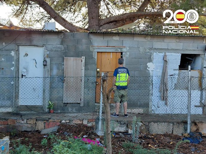 Un agente de policía frente a una de las infraviviendas de Manacor.