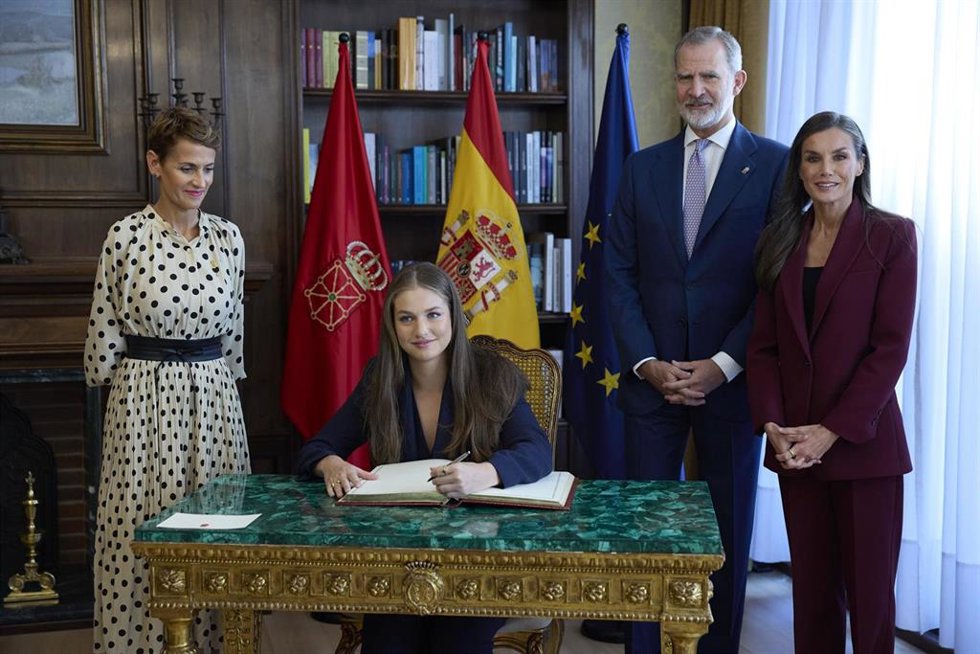 La Princesa Leonor firma en el Libro de Oro del Palacio de Navarra, en presencia de Sus Majestades y la Presidenta Chivite.