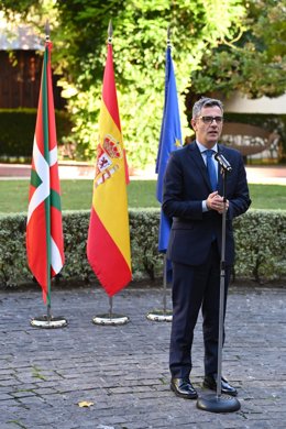 El ministro de Justicia, Félix Bolaños, llega a dar declaraciones a la prensa antes de acudir a la Apertura del Año Judicial 2025-2026, a 26 de septiembre de 2025, en Bilbao, Vizcaya, País Vasco (España).