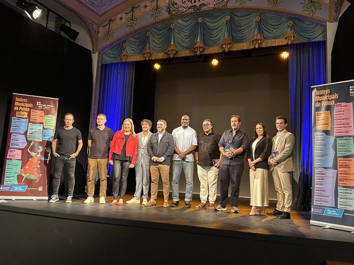 El primer teniente de alcalde y regidor de Cultura, Javier Bonet y participantes de la temporada de los teatros municpales de Palma