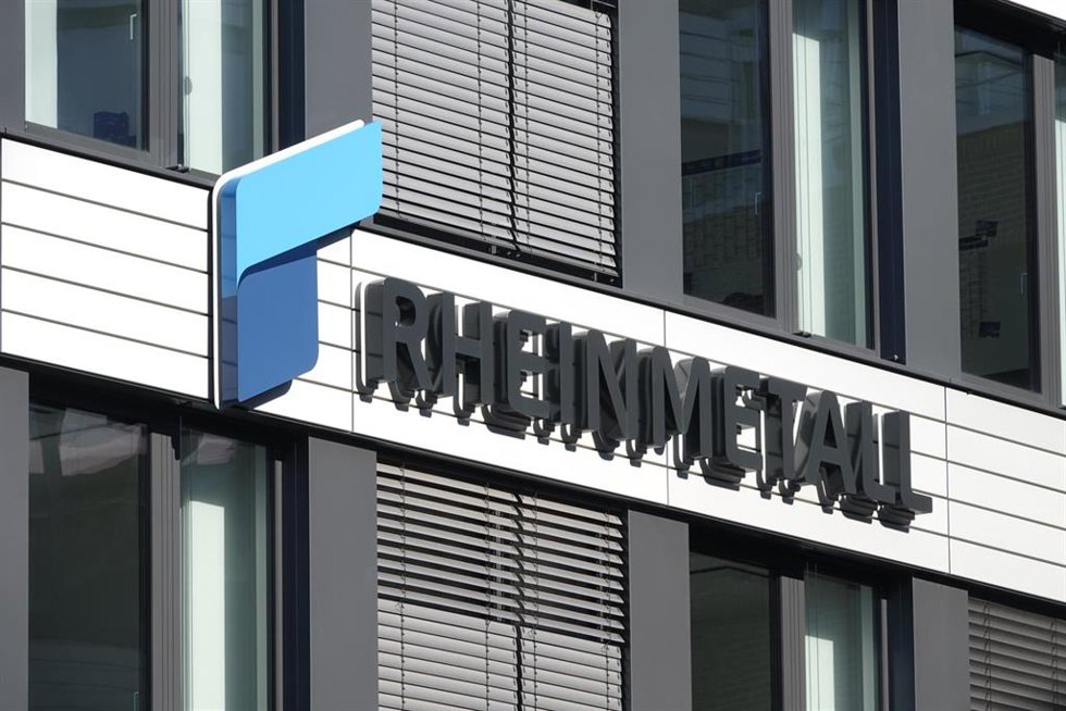 Archivo - FILED - 28 February 2022, North Rhine-Westphalia, Duesseldorf: The Rheinmetall logo is affixed to the company building in Duesseldorf. Photo: Sophie Brssler/dpa