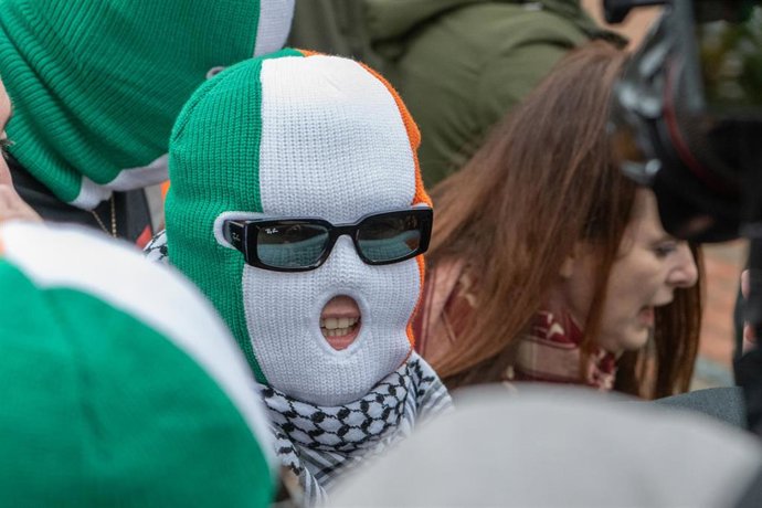 Liam Og O hAnnaidh, miembro de la banda de hip hop Kneecap conocido como Mo Chara, antes de su comparecencia en un tribunal de Reino Unido acusado de un cargo de "terrorismo" por mostrar en un concierto una bandera del partido-milicia chií libanés Hezbolá