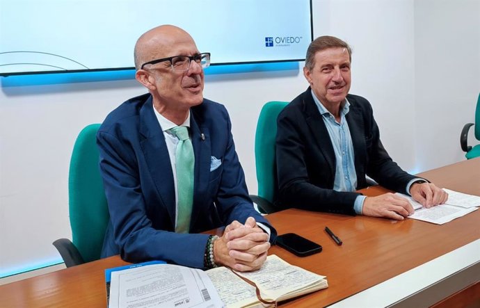 El portavoz del PSOE en el Ayuntamiento de Oviedo, Carlos Fernández Llaneza, y el concejal Jorge García Monsalve.