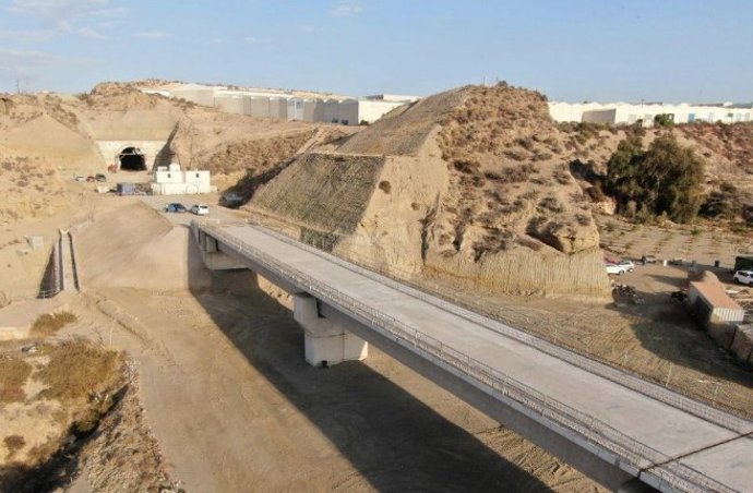 Obras de la línea de alta velocidad Murcia-Almería en el tramo Níjar-Río Andarax, con la sucesión de un túnel y un viaducto.