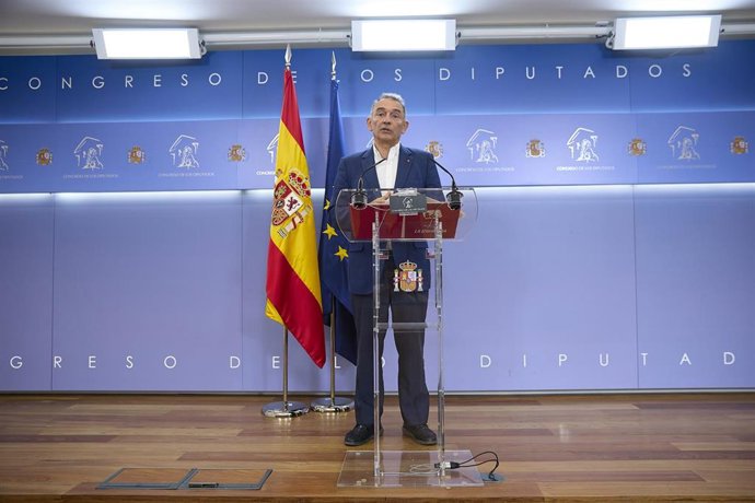 El portavoz adjunto y diputado de Sumar en el Congreso, Enrique Santiago, durante una rueda de prensa, en el Congreso de los Diputados, a 12 de septiembre de 2025, en Madrid (España). 