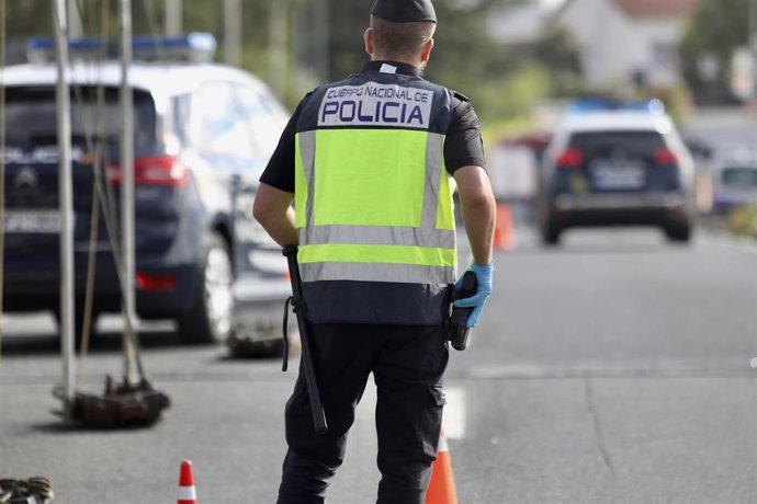 Archivo - Un agente de la Policía Nacional durante un control policial.